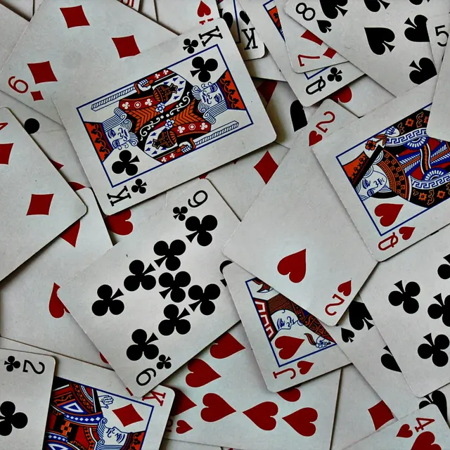 Cartes à jouer éparpillées, faces visibles