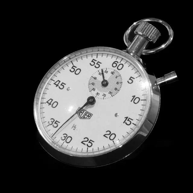 Chronomètre mécanique à aiguilles sur fond noir